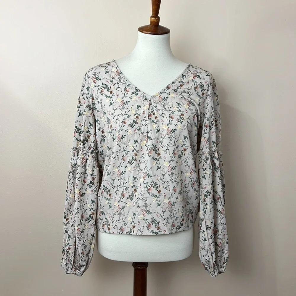 Tied back romantic blouse - Picture 3 of 8